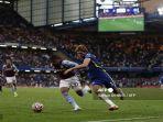 Striker-Aston-Villa-Leon-Bailey-ditantang-oleh-bek-Chelsea-Marcos-Alonso.jpg