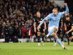Striker-Manchester-City-Erling-Haaland-mencetak-gol-ke-gawang-RB-Leipzig-dari-kotak-penalti.jpg
