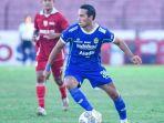Striker-Persib-Bandung-Ezra-Walian-pantas-dinobatkan-sebagai-pahlawan-kemenangan.jpg