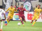 Striker-Sriwijaya-FC-Chencho-Gyeltshen-tengah-menggiring-bola-dipepet-dua-pemain-lawan.jpg