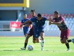 Striker-Sriwijaya-FC-Rivaldi-Bawuo-menggiring-bola-dibayang-bayangi-dua-pemain-Tim-Liga-3.jpg