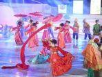 Suasana-semarak-tarian-dalam-opening-ceremony-Fornas-VI-di-Venue-Dayung-JSC.jpg