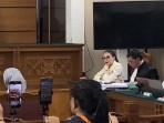 TAJAM-Tatapan-Nikita-Mirzani-Bertemu-Reza-Gladys-Sang-Dokter-Tersulut-Emosi-Kulit-Abu-abu-Dibahas.jpg