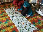 Tampak-Sri-Rahayu-sedang-membuat-eco-print-yang-memanfaatkan-dedaunan.jpg