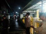 Tampak-jajaran-kepolisian-dari-Polsek-SU-I-berjaga-di-depan-rumah-terbakar.jpg