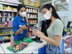 Tampak-salah-seorang-wanita-cantik-yang-sedang-berbelanja-di-Indomaret-pakai-GoPay.jpg