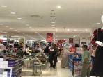 Tenant-fashion-di-OPI-Mall-yang-diserbu-pengunjung-berburu-diskon-sambut-tahun-baru-2023.jpg