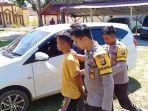 Tersangka-Dadang-27-saat-dibawa-ke-Mapolsek-Buay-Pemaca-Senin-2282022.jpg