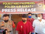 Tersangka-Uut-saat-diamankan-di-Polsek-IB-1-Palembang-Jumat-432022.jpg