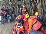 Tim-SAR-Basarnas-bersama-Polairud-mengevakuasi-jenazah-korban-keempat.jpg