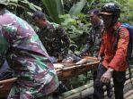 Tim-penyelamat-membawa-seorang-pendaki-yang-terluka-dalam-letusan-Gunung-Marapi.jpg