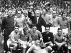 Timnas-Italia-saat-mengangkat-Trofi-Jules-Rimet-seusai-memenangkan-final-Piala-Dunia-1938.jpg