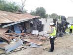 Truk Mitsubhisi Seruduk Rumah Warga di Bayung Lencir Muba, Sopir dan Pemilik Rumah Lolos dari Maut