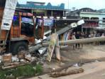 Truk-Tabrak-Tiang-Listrik.jpg