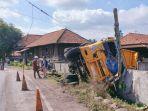 Truk-batu-bara-tabrak-pagar-warga.jpg