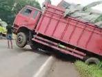 Truk-yang-terperosok-di-Jalintim-Palembang-Jambi-tepatnya-di-depan-Rumah-Makan-Delima-Desa.jpg