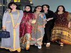 Ussy-Sulistiawaty-bersama-teman-temannya-1.jpg