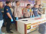 Wakapolres-Kompol-Roy-Arpian-Tambunan-merilis-kasus-minyak-olahan.jpg