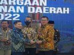 Walikota-Pagar-Alam-Alpian-Maskoni-saat-menerima-penghargaan-Pembangunan-Daerah.jpg