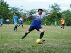 Walikota-Prabumulih-Ridho-Yahya-saat-main-bola-kaki-di-Kabupaten-OKU-belum-lama-ini.jpg