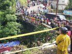 Warga-menonton-TKP-bus-jatuh-ke-sungai-di-area-Objek-Wisata-Guci-Kabupaten-Tegal-Minggu-752023.jpg
