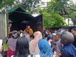 Warga-menyerbu-mobil-untuk-membeli-beras-Bulog-di-Lubuklinggau-Senin-4122023.jpg