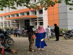 Warga-saat-datangi-Kantor-Pos-A-Rivai-Palembang-untuk-Mengantri-Dana-Bansos-PKH-Rabu-232022.jpg