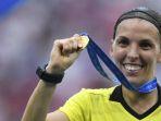 Wasit-asal-Prancis-Stephanie-Frappart-mengangkat-medali.jpg