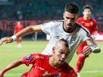 Winger-Persija-Jakarta-Riko-Simanjuntak-berebut-bola-dengan-pemain-RANS-Nusantara.jpg