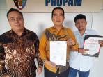 Zaly-Zainal-SH-didampingi-Achmad-Azhari-SH-dan-Bahriyanto.jpg