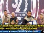 abas-akbar-terima-penghargaan.jpg