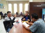 akbar-18-mendatangi-pengaduan-polresta-palembang-melapor-handphonenya-yang-sudah-dijambret.jpg