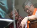 akil-mochtar-ngobrol-dengan-teman.jpg