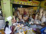 aktivitas-pembeli-dan-penjual-di-toko-kerupuk-dan-kemplang-mangdin-679.jpg