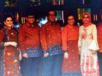 almarhum-nazaruddin-kiemas-tengah-bersama-sang-istri-giri-dan-istri.jpg