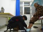 anak-cuci-kaki-ayahnya_20160304_114349.jpg