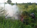 anggota-brimob-padamkan-kebakaran-lahan_20180806_200312.jpg