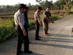 anggota-mapolsek-bersama-warga-saat-mendatangi-lokasi-kejadian.jpg