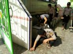 anggota-polres-empatlawang-membersihkan-masjid_20161209_170142.jpg