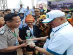 anggota-polres-lahat-peduli-sampah_20180729_162331.jpg