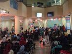 antre-untuk-melakukan-pemeriksaan-kesehatan-di-rsmh-palembang.jpg