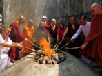 api-dharma-waisak-di-obyek-wisata-api-abadi-mrapen_20180718_134909.jpg