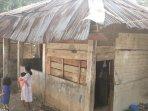 asiman-dan-keluarganya-di-rumah-gubuk.jpg