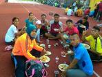 atlet-atletik-sarapan-di-lapangan_20150912_180123.jpg