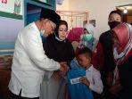 bagikan-bingkisan-kepada-anak-yang-disunat.jpg