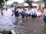 banjir-kepung-palembang-siswa-smp-plaju-tetap-berangkat-sekolah.jpg