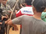 bentrok-aparat-keamanan-warga-di-lahan-uin-raden-fatah-palembang_20151001_113207.jpg