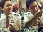 bikin-luluh-pramugara-lion-air-curi-perhatian-karena-menenangkan-seoang-nenek-di-pesawat.jpg