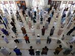 boleh-berjamaah-di-masjid-pakistan-minta-jamaah-salat-menjaga-jarak-2-meter-selama-pandemi-corona.jpg