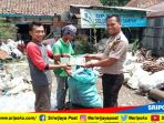 bripka-dodi-permana-saat-di-bank-sampah_20180525_143813.jpg